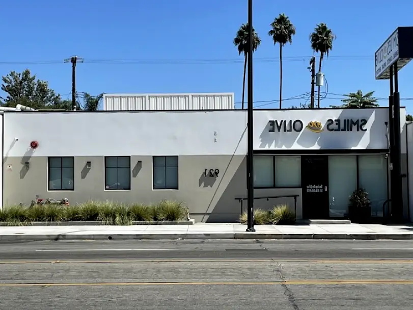  Burbank Smiles on Olive