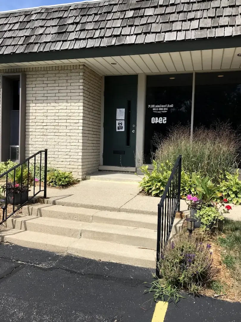  Troy Gina Ferrari, DDS