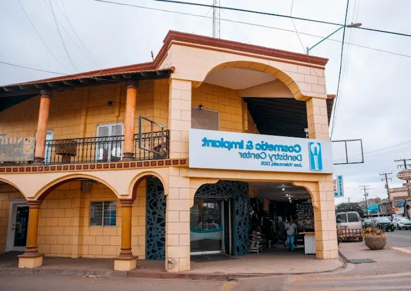 Los Algodones Cosmetic & Implant Dentistry Center: Jose Valenzuela, DDS